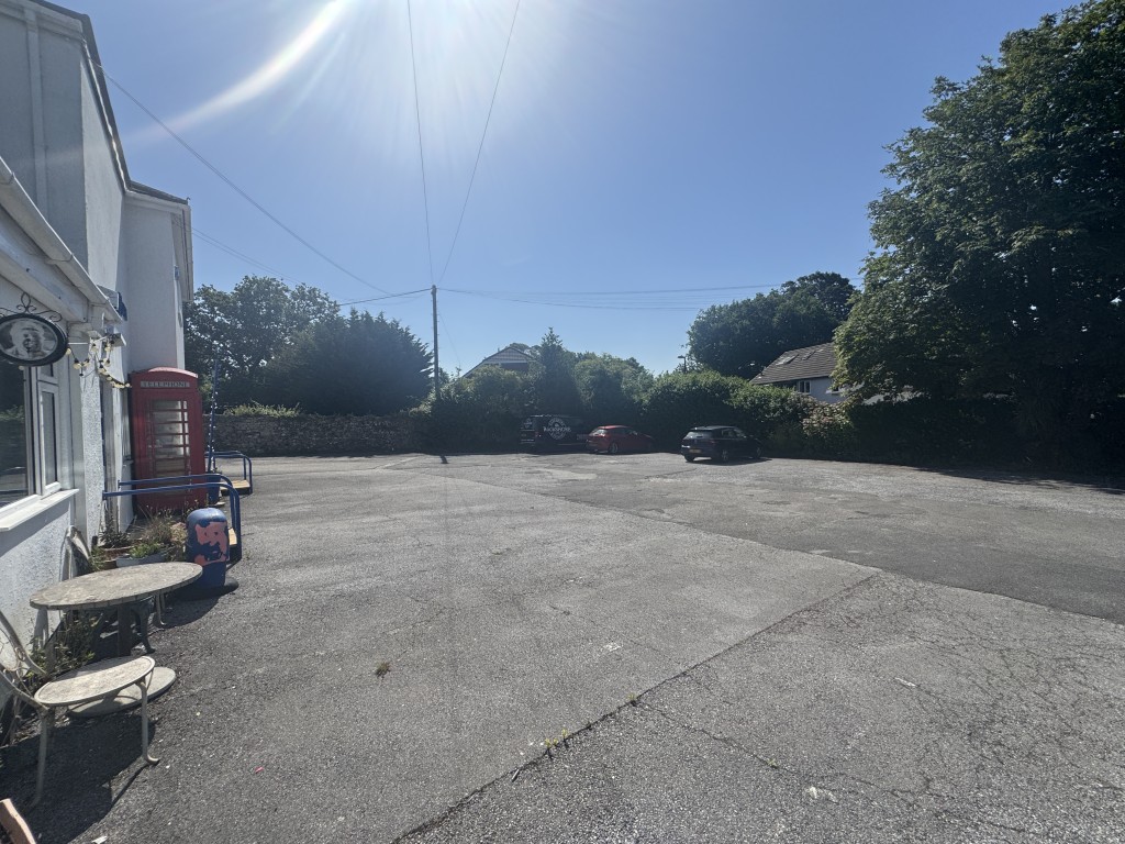 Lot: 80 - SUBSTANTIAL FOURTEEN-BEDROOM HOTEL AND INN CLOSE TO DARTMOOR NATIONAL PARK - Car park